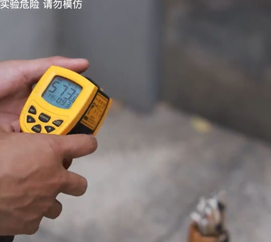 揚州消防員實驗表示，陰燃（沒有火焰緩慢燃燒）的斗香溫度達573℃。網片截圖
