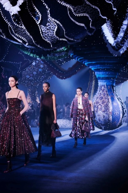 Dior 的2023/24秋冬系列時裝騷的會場裝置，正是出自Joana之手。（圖片來源:Dior）