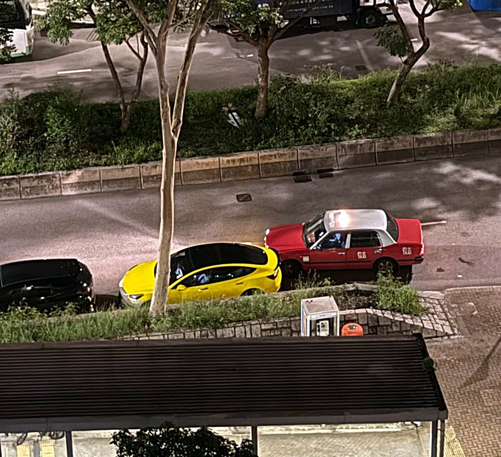 的士撞到私家車不顧而去。網圖 的士撞到私家車不顧而去。網圖