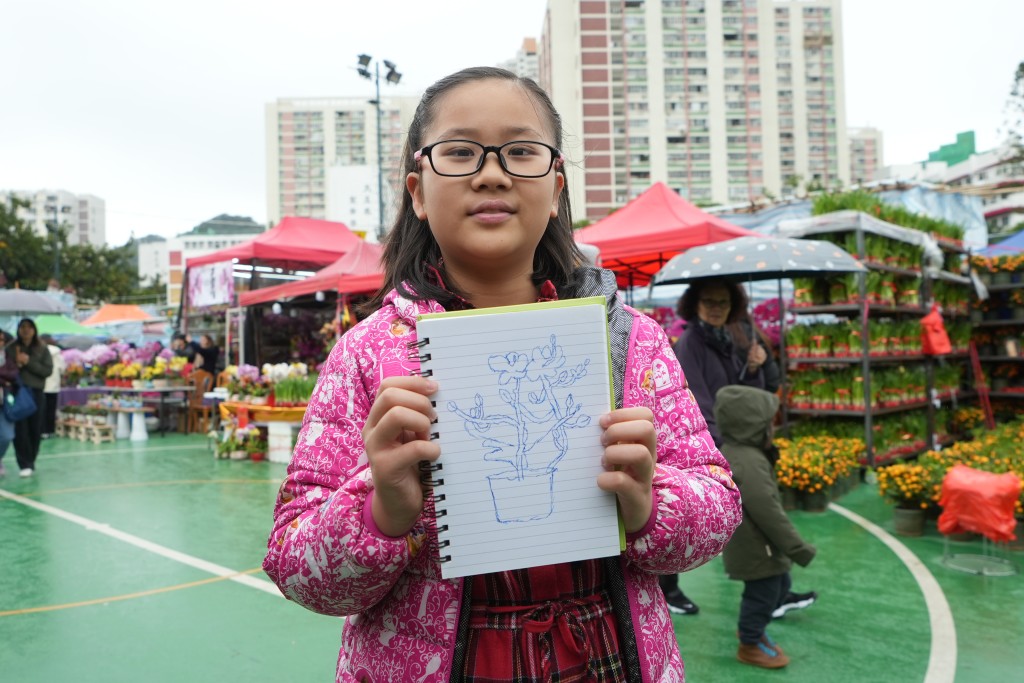 龔天雪向記者展示自己的畫作。劉駿軒攝