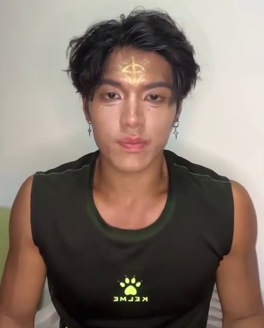 涉事工作人員小狼拍片講述情況,呼籲遊客安全第一。 涉事工作人員小狼拍片講述情況,呼籲遊客安全第一。