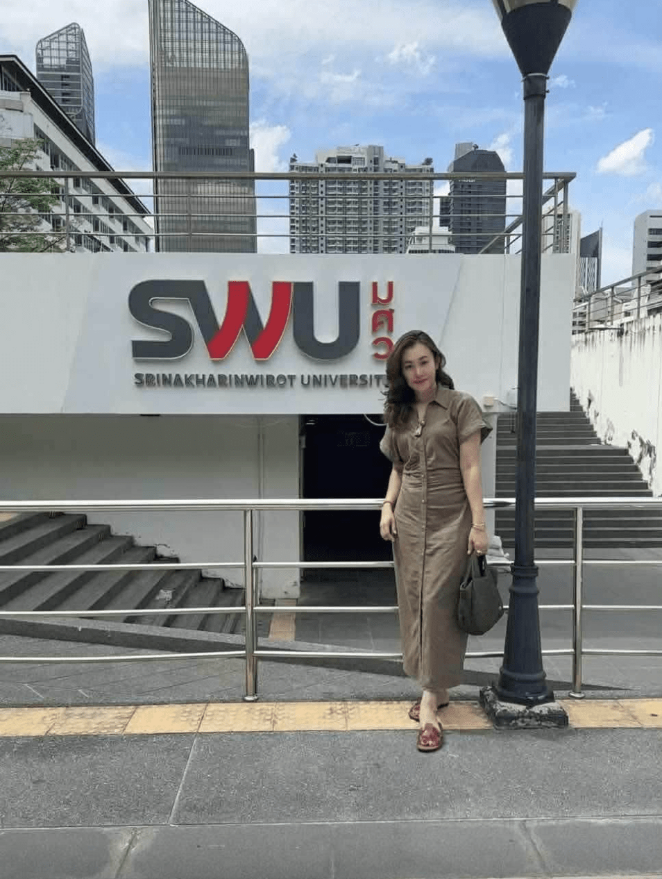 與阿贊初有染的47歲女親信「愛姐」被揭是通緝犯。 與阿贊初有染的47歲女親信「愛姐」被揭是通緝犯。