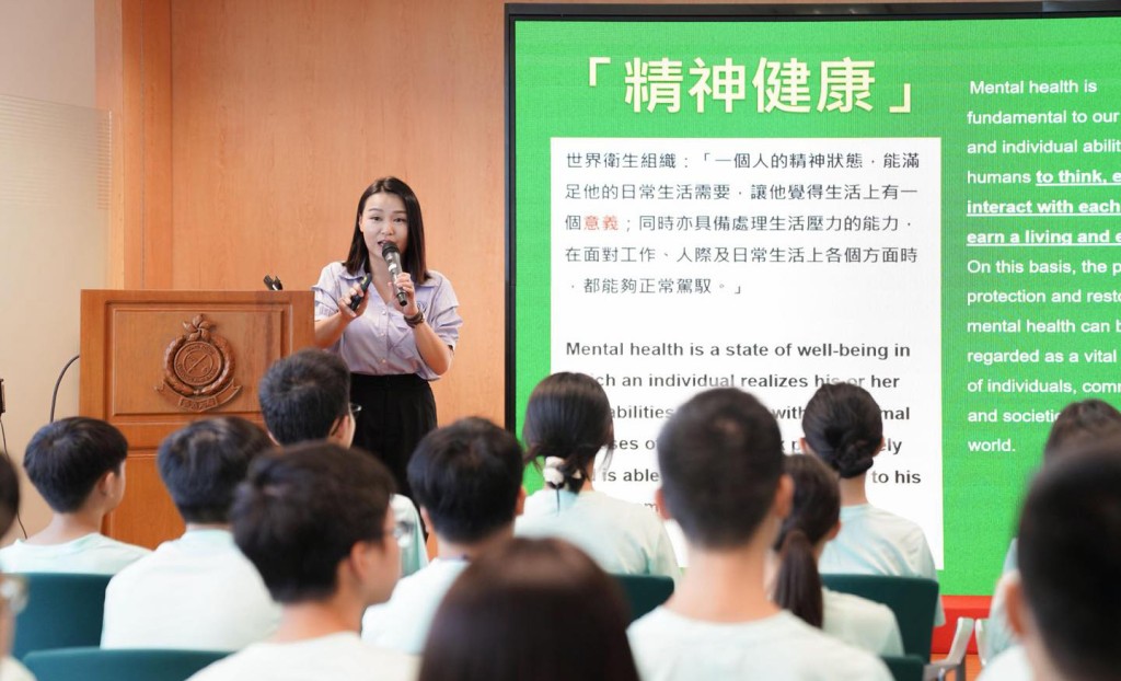 海關青年領袖團團員參與由中國香港演說總會創會會長黃穎君主講的《正向思維講座》，海關副關長(管制及執法)胡偉軍亦到場，分享保持正向心態的心得。香港海關FB圖片