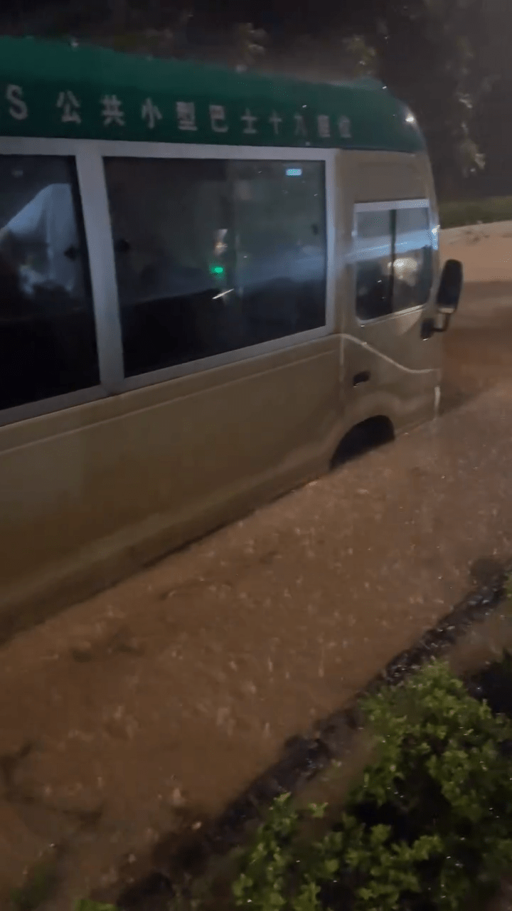 水浸至車輪處