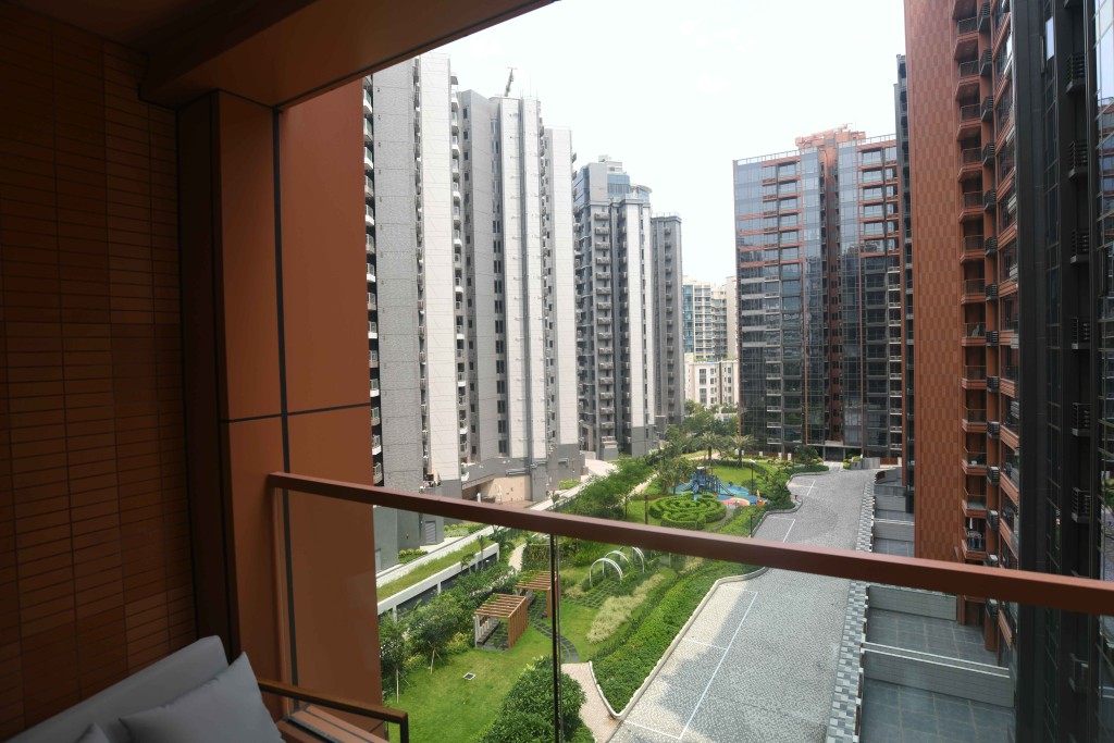 大廳設有落地玻璃趟門連接露台,可飽覽開揚內園景。