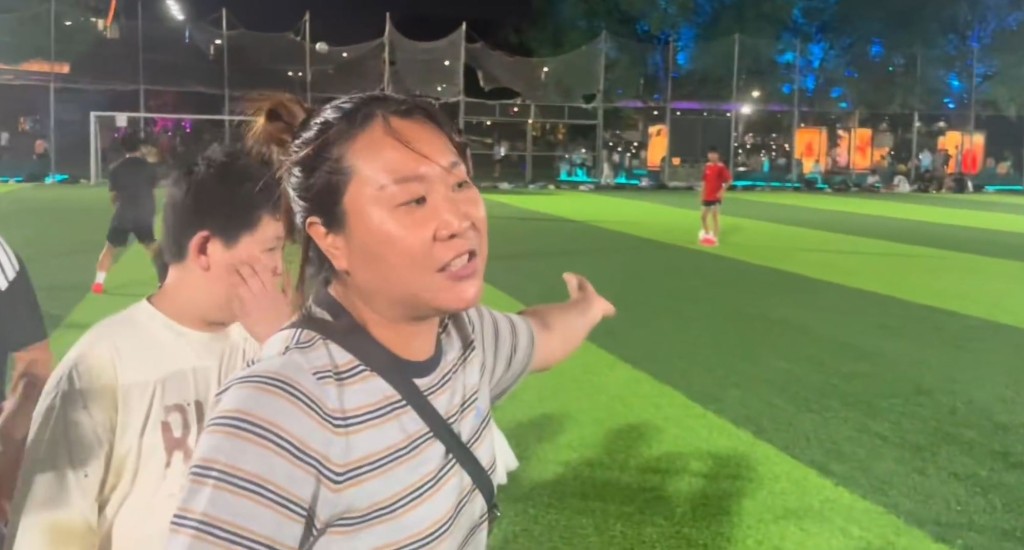 宝妈不顾危险带孩子穿越足球场，女儿被球踢中即情绪失控拒绝离开。