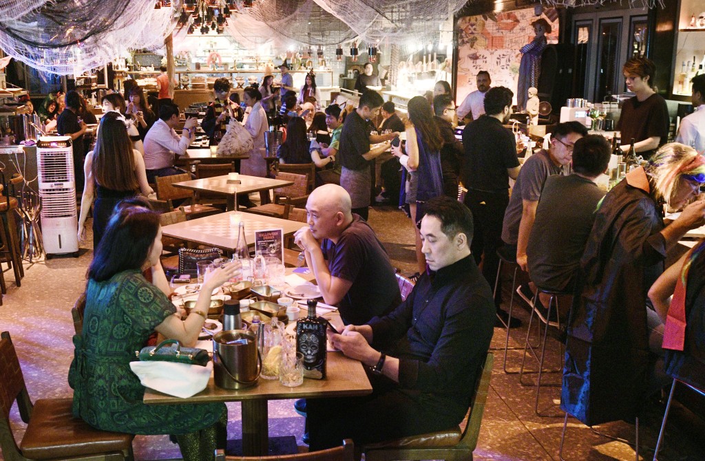 大部分酒吧會通宵營業。 大部分酒吧會通宵營業。