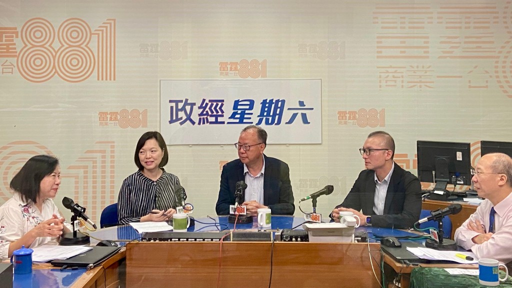 懲教署二級校長蕭佩芬（圖左二）、懲教署懲教事務監督林賜良（中）及總懲教主任李兆安（圖右二）出席電台節目。懲教署提供