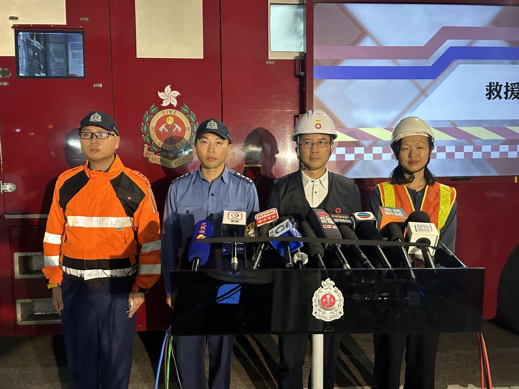左起：署理高級救護主任譚啟榮、消防處署理助理消防司長張志偉、房屋署助理署長（工務）黃至中、勞工處副總職業安全主任（行動科）（新界西區）黃珮琳。
