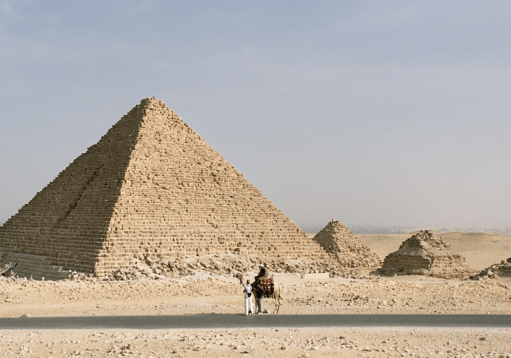 埃及政府原先計劃修復門卡拉金字塔的花崗岩層。