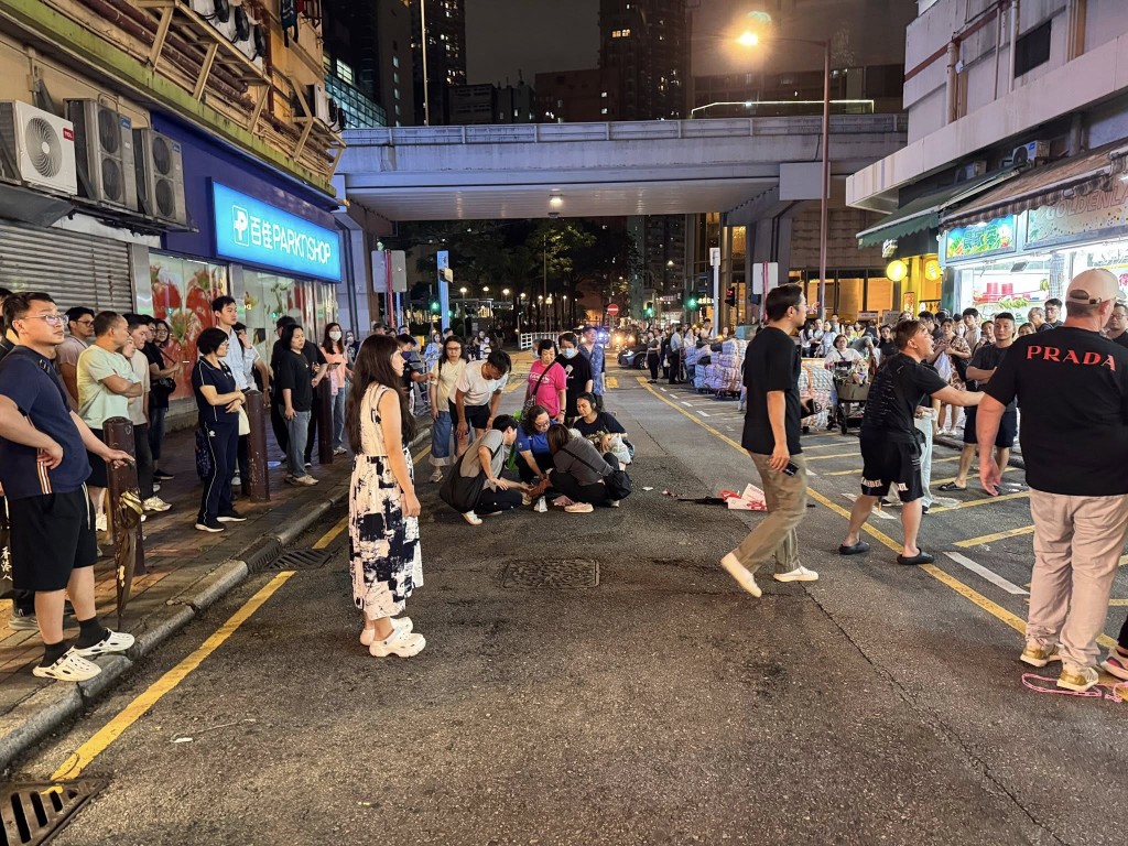 老婦捱撞後倒卧地上，多名途人上前協助。fb「大角咀人和事」圖片