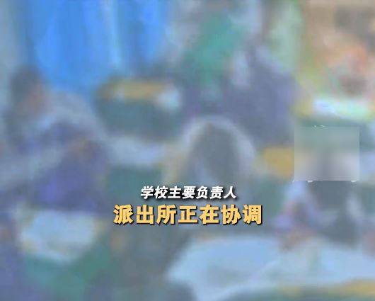 陝西有中學生在課室擸凳狂扑老師頭。紅星新聞