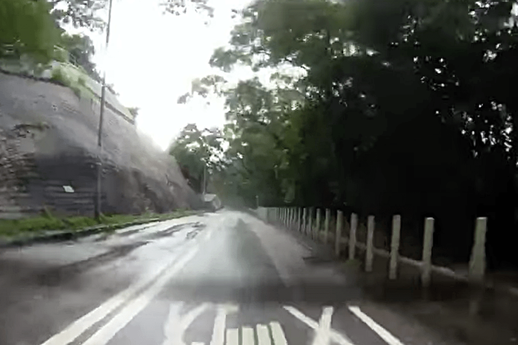 貨車疑天雨路滑失控。網上截圖