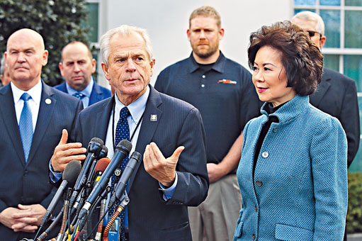 美国对华「鹰派」、白宫贸易顾问纳瓦罗（前排左）。