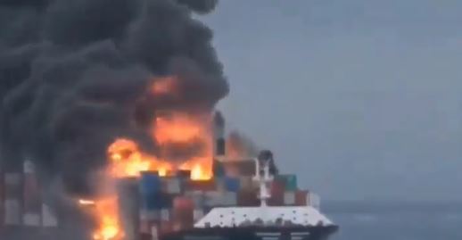 以色列貨輪被無人機襲擊後受損。影片截圖