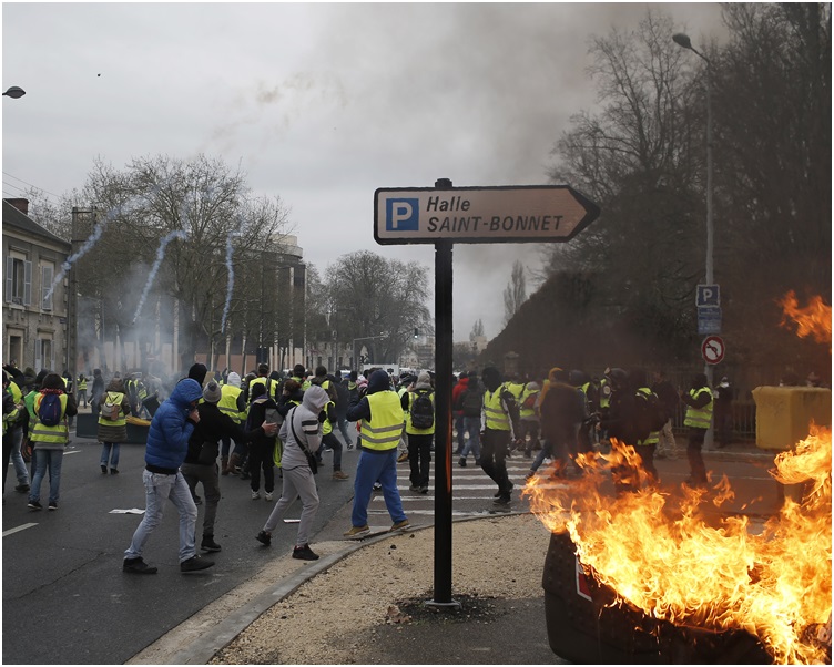 期间有示威放火烧垃圾桶。AP