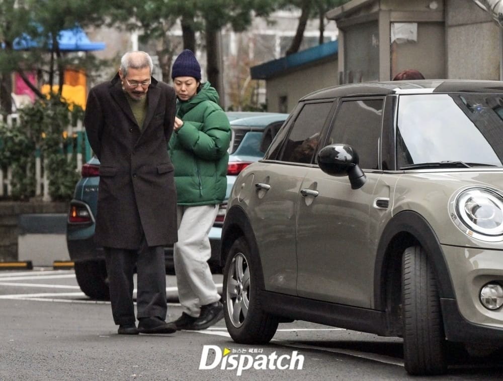 韓媒公開了2人外出的照片,洪尚秀陪住女方去產檢。 韓媒公開了2人外出的照片,洪尚秀陪住女方去產檢。
