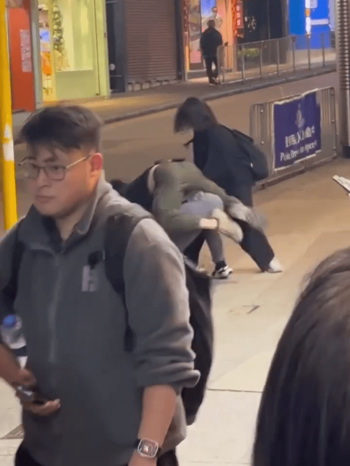 便衣警一度被疑犯抬起。