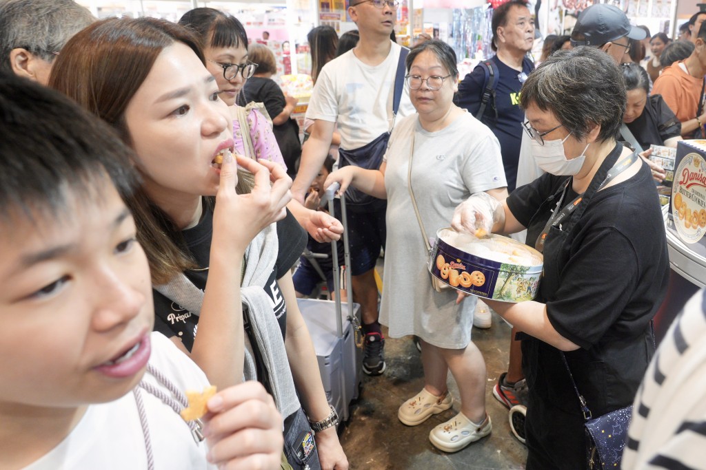 不少市民驻足试食，挑选心头好。