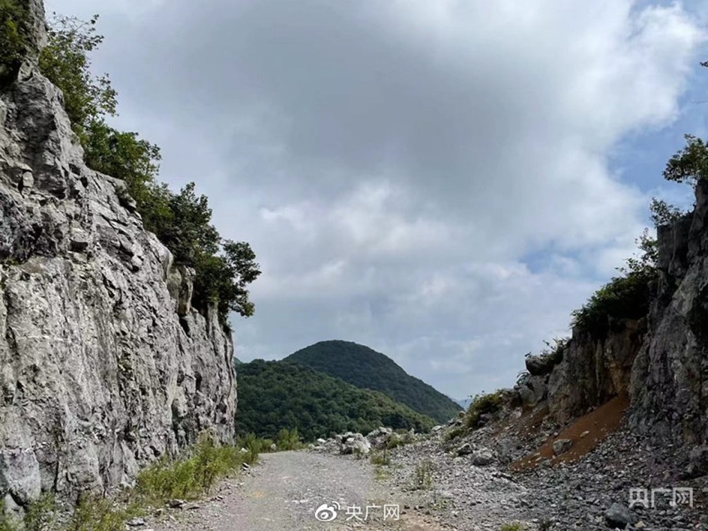 荒廢的公路自行車賽道，如今只剩下路基上的石子（央廣網微博圖片）