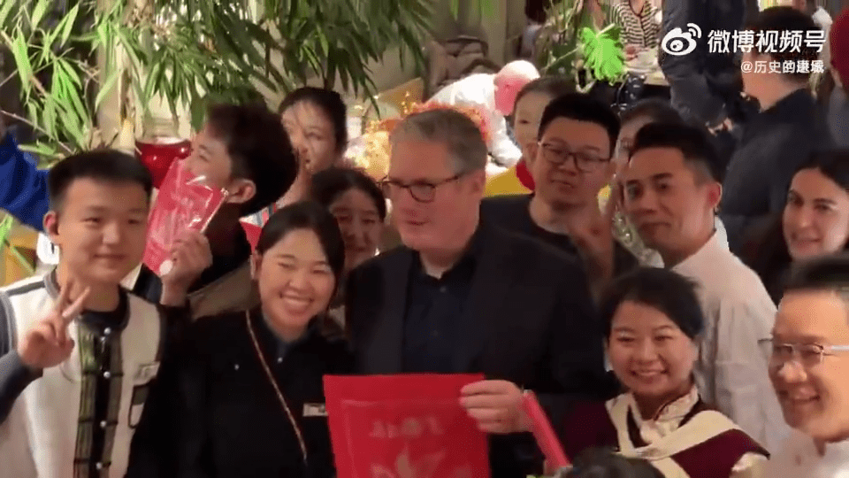 施紀賢在北京三里屯門店用餐後、與店員合影留念的影片。 微博 施紀賢在北京三里屯門店用餐後、與店員合影留念的影片。 微博