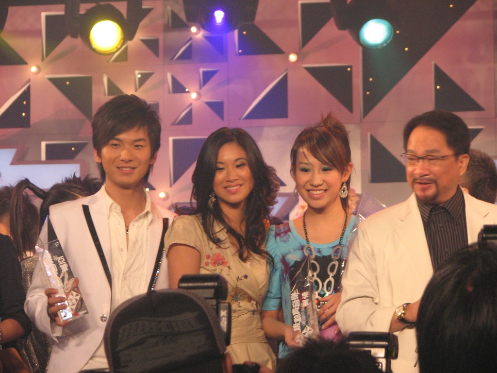 2007年，吉吉曾參加有線《線動真音樂全港歌唱大賽》奪亞軍入行，當年冠軍是陳皓恩，季軍曹敏寶。