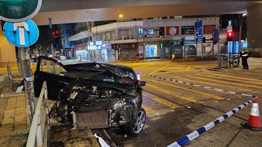 富豪私家車失控剷上行人路。黎志偉攝 富豪私家車失控剷上行人路。黎志偉攝