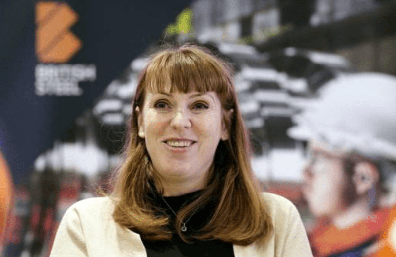 英國副首相兼房屋大臣韋雅蘭(Angela Rayner)捲入買樓避稅醜聞辭職。法新社 英國副首相兼房屋大臣韋雅蘭(Angela Rayner)捲入買樓避稅醜聞辭職。法新社