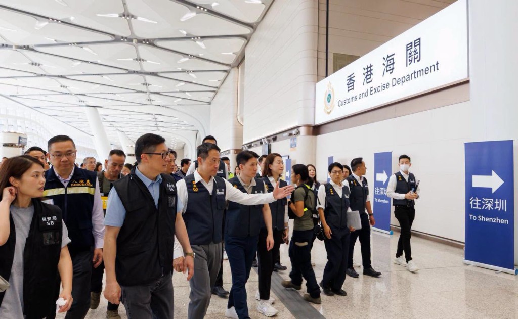 保安局局長鄧炳強與海關關長陳子達親身到場視察和指導。 保安局局長鄧炳強與海關關長陳子達親身到場視察和指導。