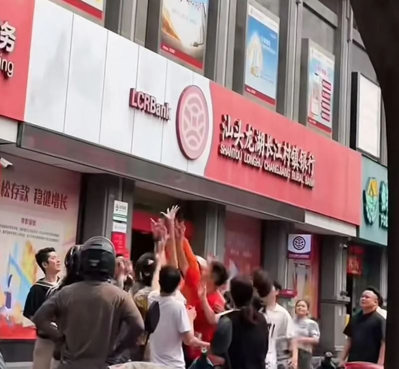 現場群情洶湧。網上圖片
