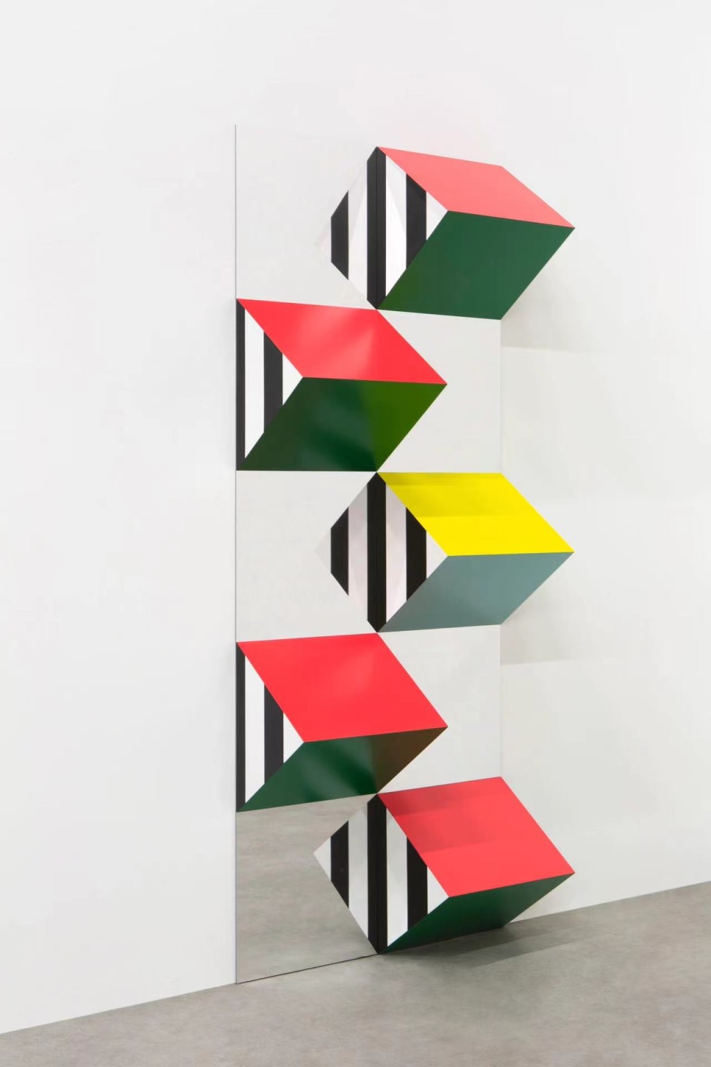 Daniel Buren《Prismes et miroirs》。（Courtesy of the artist and Mennour）