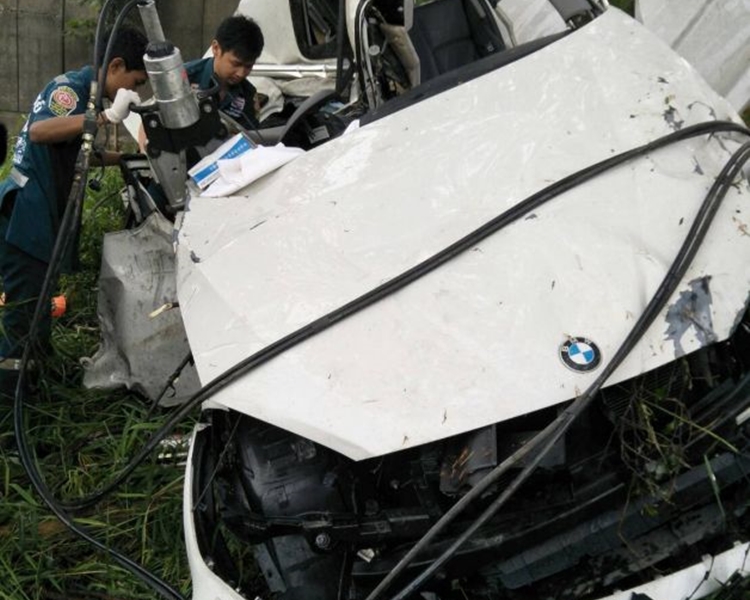 消防人員需要用大型工具才能救出小Inn。 網上圖片