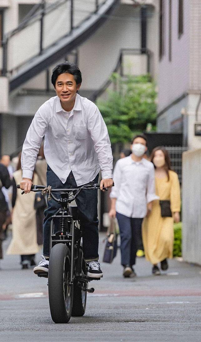 刘嘉玲曾与梁朝伟在日本玩电动单车。