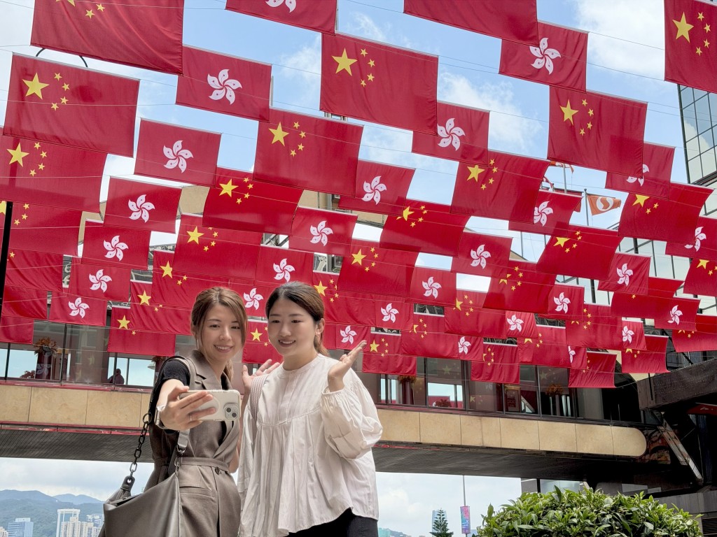 信和集團物業懸掛國旗與區旗，與市民共慶香港特別行政區成立29周年。