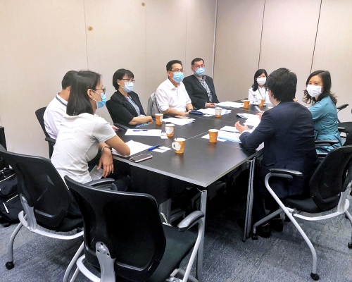 葉建源聯同受影響的學校代表,與政府官員會面。