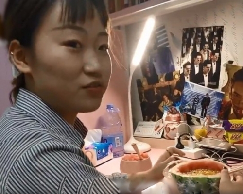 武漢一女生不想洗碗用西瓜泡麵。(網圖)