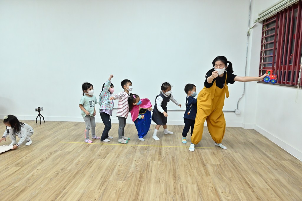 爸妈不要只坐着,一起动起来,与孩子角色扮演做出好戏!(由受访者提供) 爸妈不要只坐着,一起动起来,与孩子角色扮演做出好戏!(由受访者提供)