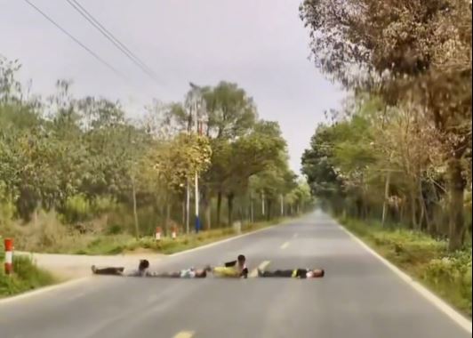 清遠有4名男孩玩命瞓在馬路，引起外界批評。