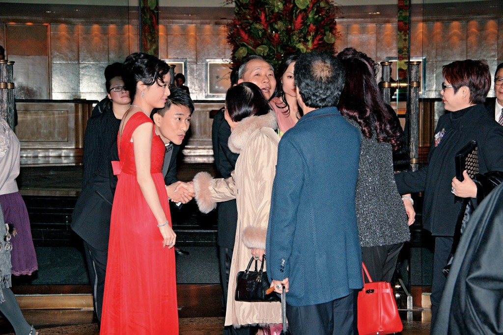 王文威外父李志强（中）2011年嫁女时，在君悦酒店大宴亲朋。