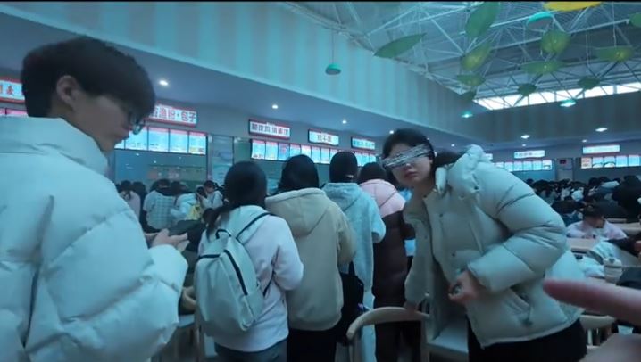 河南有疑是男大生在校内食堂搭讪心仪“女生”，对方却是老师。抖音＠笑咪咪