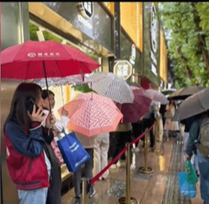 上海多人暴雨中排隊搶購一款咖啡。 上海多人暴雨中排隊搶購一款咖啡。