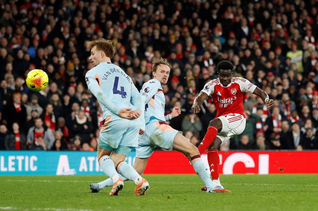 沙卡於91分鐘為阿仙奴鎖定勝局。路透社