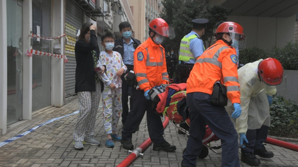 男童吸入濃煙送院。梁國峰攝