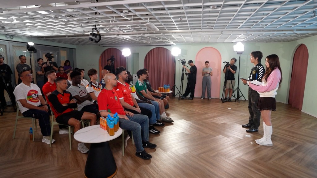 ViuTV全新節目《香港有場世界盃》中,MIRROR成員Alton化身公司足球隊「99 United」班主及球員;COLLAR成員Candy擔任球隊經理人。 ViuTV全新節目《香港有場世界盃》中,MIRROR成員Alton化身公司足球隊「99 United」班主及球員;COLLAR成員Candy擔任球隊經理人。
