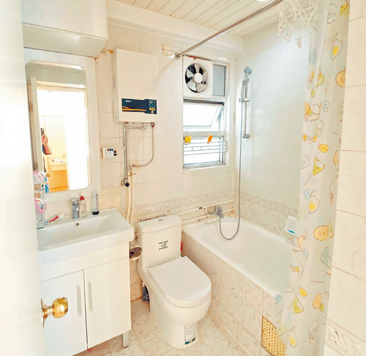 浴室設有窗戶，有助促進空氣對流。