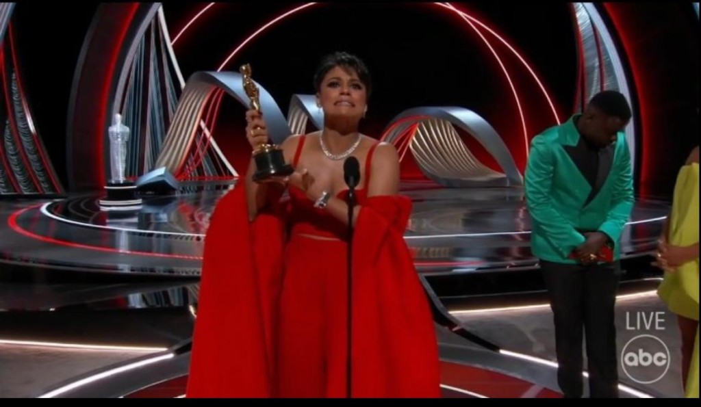 Ariana DeBose得獎時表現激動。