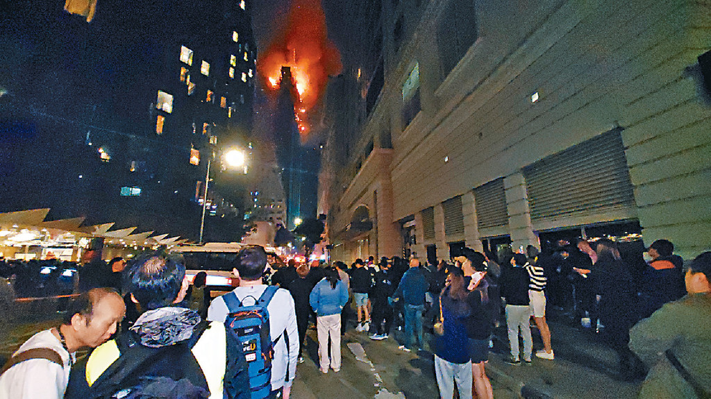 ■大量火屑隨風飛,波及多幢大廈。 ■大量火屑隨風飛,波及多幢大廈。