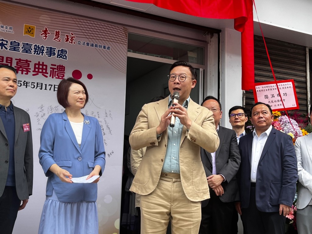 張國鈞表示今日見證民建聯「梗有一間喺左近」的精神再邁進一步,令到更多市民能夠受益。李健威攝 張國鈞表示今日見證民建聯「梗有一間喺左近」的精神再邁進一步,令到更多市民能夠受益。李健威攝