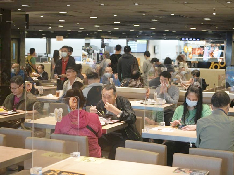 不少市民趁周日外出進食。