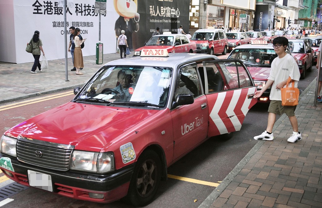 根據運輸署文件數據,現時網約車每日乘客量約19萬人次,平均每程載客1.67人,每日提供約11.4萬程車。資料圖片 根據運輸署文件數據,現時網約車每日乘客量約19萬人次,平均每程載客1.67人,每日提供約11.4萬程車。資料圖片